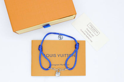 Bracelet 
55 dhs💓
+Box and paper bag🎁

Zain33
♥️♥️♥️