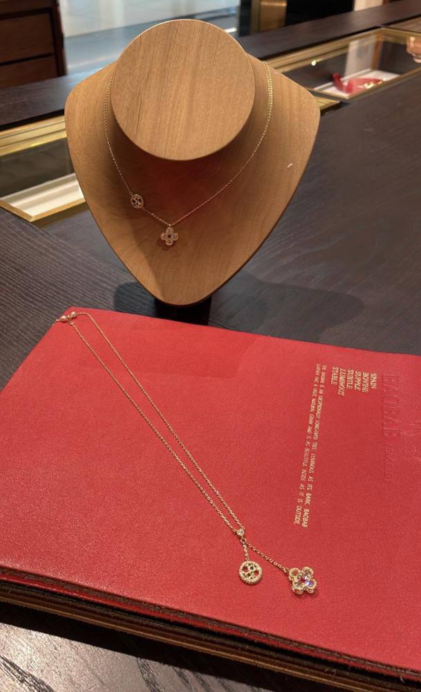 Carolina ❤️‍🔥*
Necklace ✨
Master quality 💯
With normal boxes 🗃️ 
50 dhs✅

Zain216
♥️♥️♥️