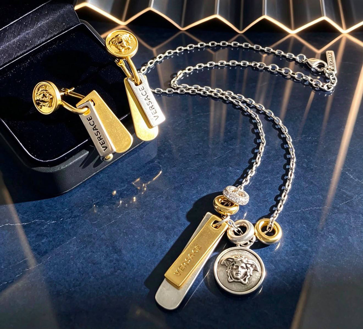 Versace set
Necklace 
Earrings 
Master quality 🪐

105 dhs🇦🇪🇦🇪

normal box 🗃️

Zain48
♥️♥️♥️