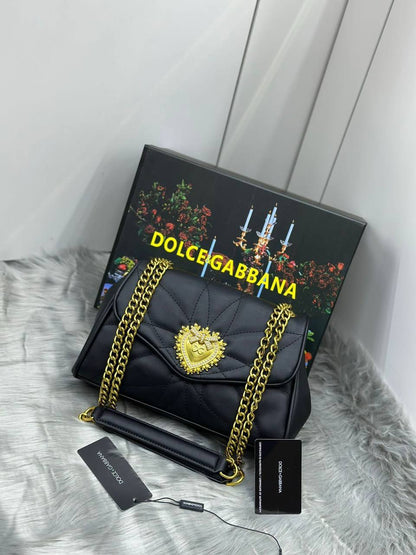 D&G 

90 dhs💓

with box
🎁🎁🎁

Zain90
♥️♥️♥️