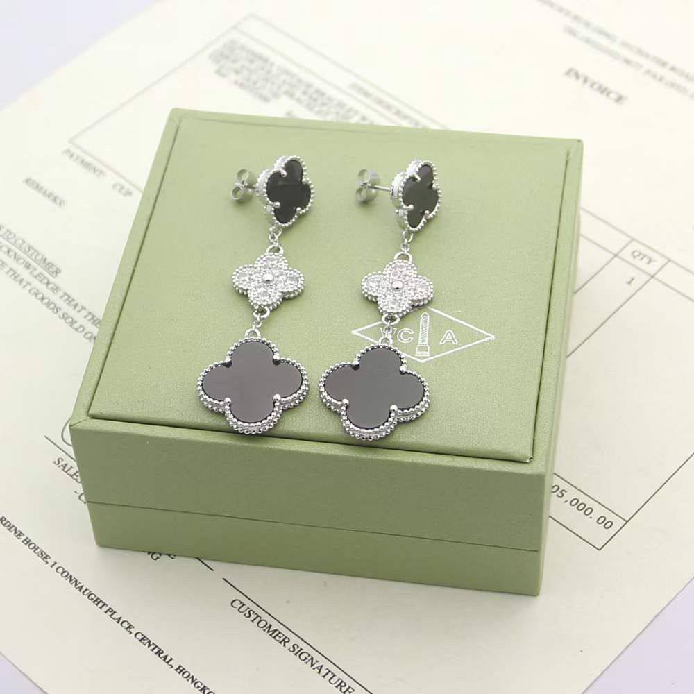 VCA
EARRING💫✨
3 FLOWER STONES
65 DHS👑
WITH BOX AND PAPER BAG🎁🛍️

Zain89
♥️♥️♥️