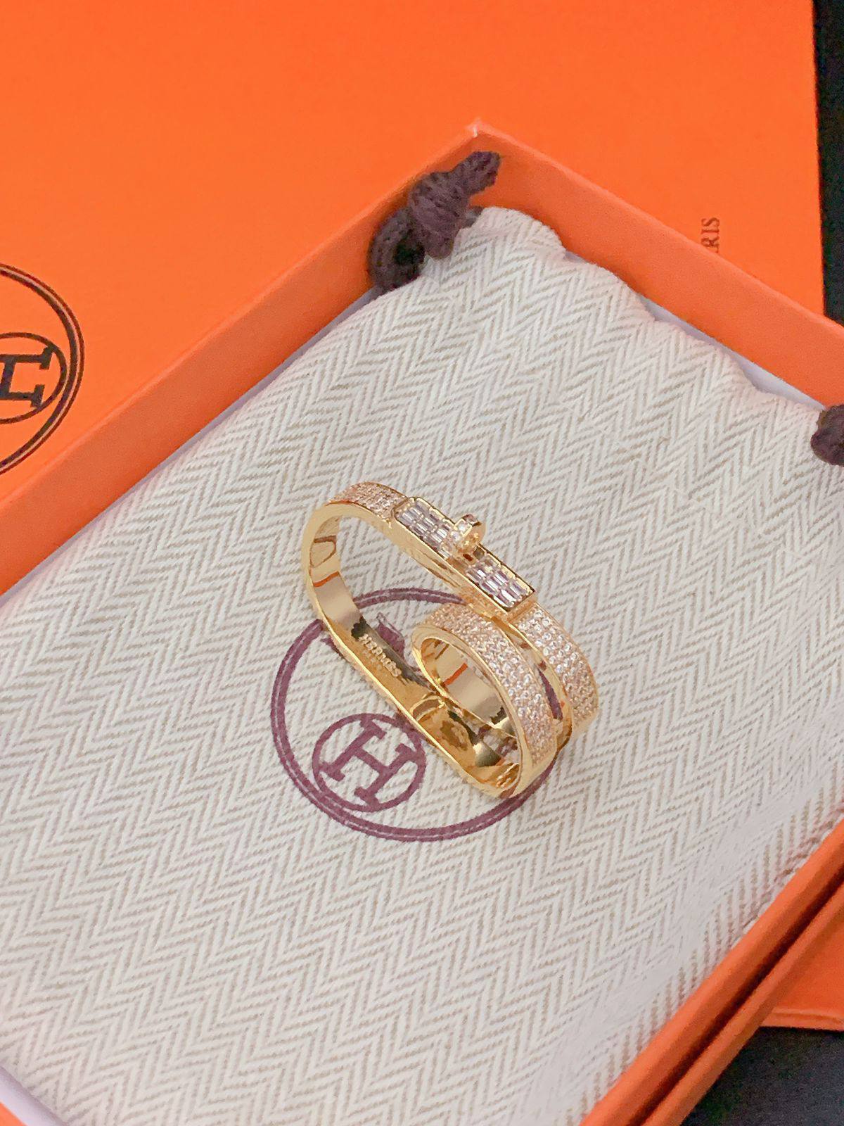 HERMES RING
65 dhs🌺
*WITH NORMAL BOX AND PAPER BAG*
*Master Quality*✨✅

*GOLD*
*SILVER*
*ROSE GOLD*

Zain89
♥️♥️♥️