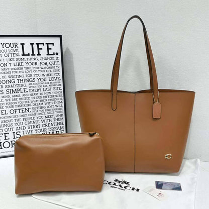 COACH ToteBag 2n1
Signature Canvas material
With Zipper Pouch include
Gold Hardware
NO BOX
Size ; 43 cm
100 dhs✅

Zain239
♥️♥️♥️