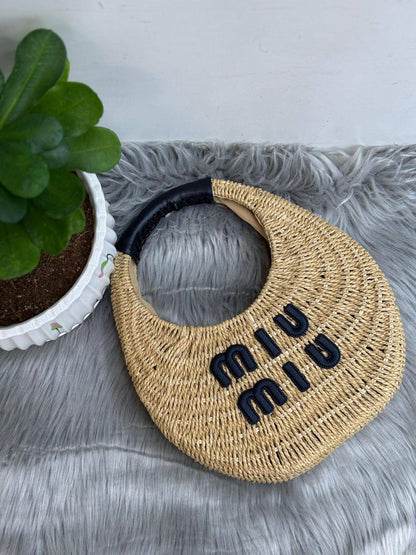 MIU MIU BEACH BAG
SIZE  ………28CM 🥰
95 dhs❤️

Zain244
♥️♥️♥️