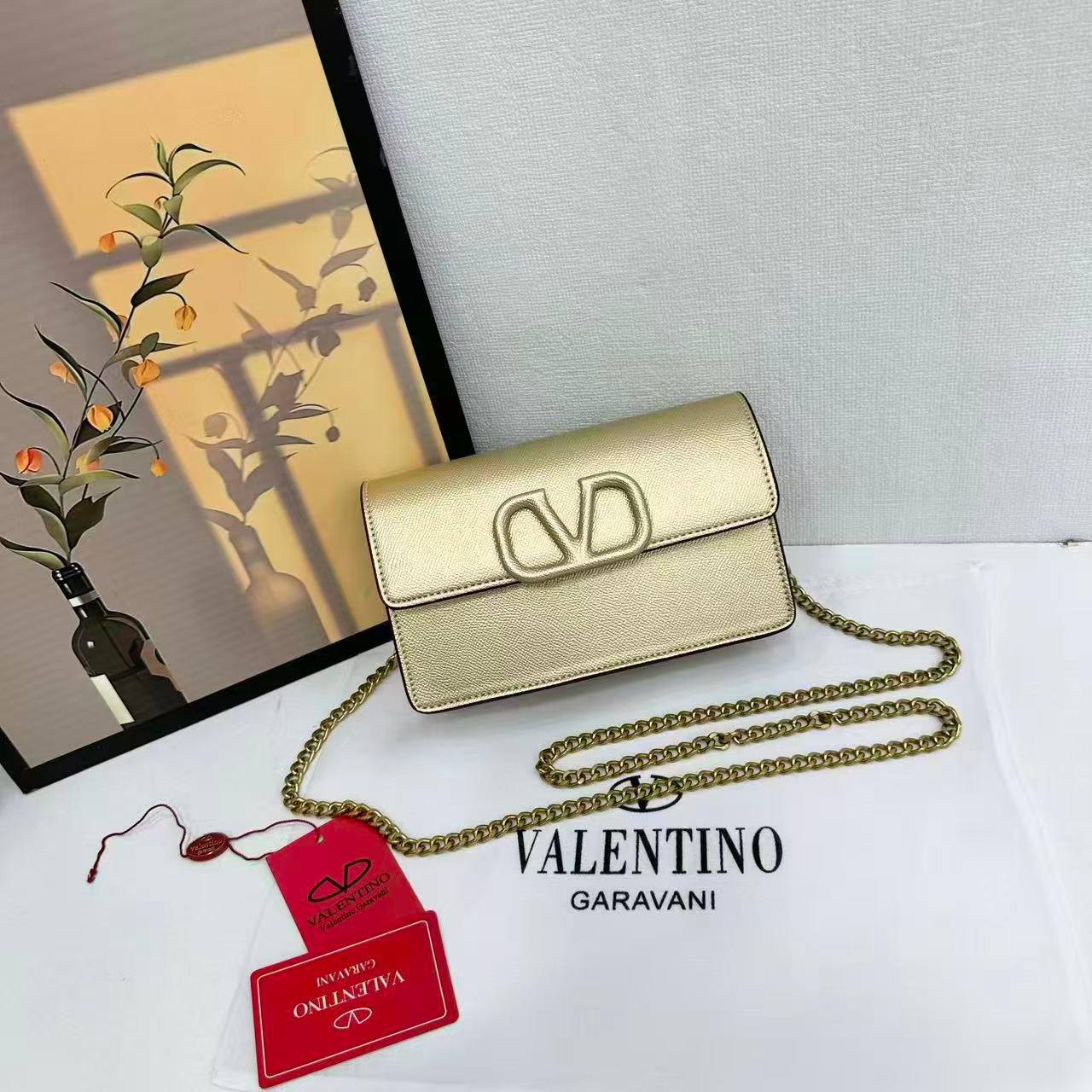 VALENTINO 
NEW CANE GOOD QUALITY SMALL SIZE 

WITH BOX 
🎁🎁🎁

105 dhs🪙🌨️

Zain39
♥️♥️♥️
