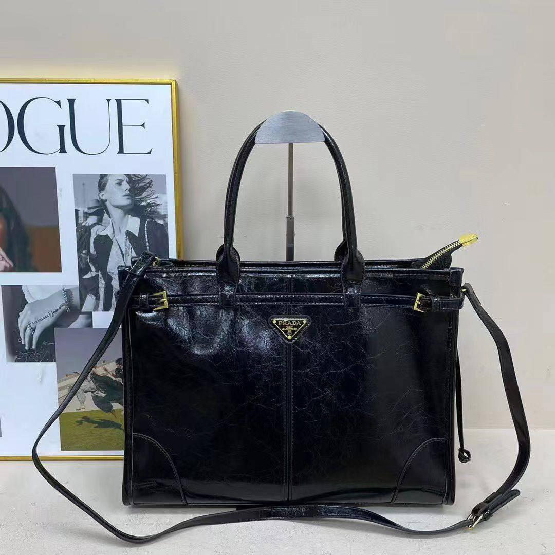 Prada 

High quality 

135 dhs

Zain39
♥️♥️♥️