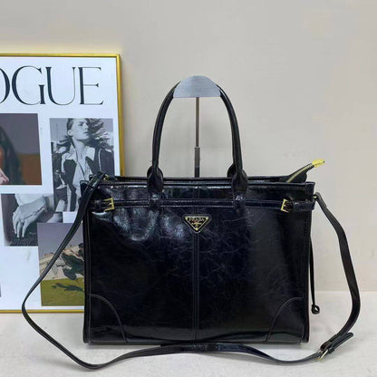 Prada 

High quality 

135 dhs

Zain39
♥️♥️♥️