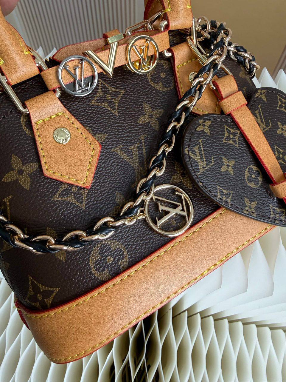 LV
110 dhs✅

with box
🎁🎁🎁

size 20×10×13cm

Zain42
♥️♥️♥️