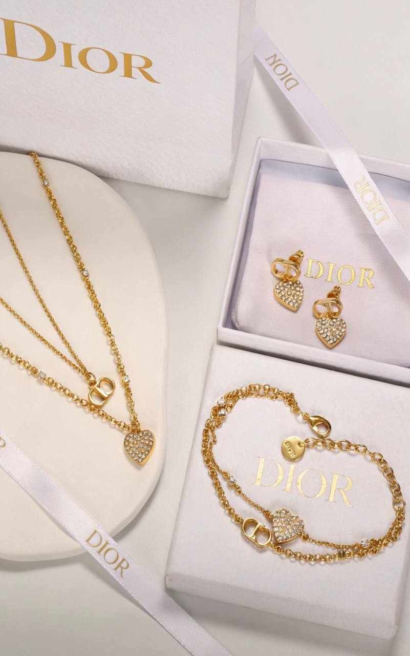 DIOR MASTER
SET ✨💫
NECKLACE BRACELET EARRINGS
135 dhs✅ 
WITH BOX AND PAPER BAG🎁🛍️

Zain89
♥️♥️♥️