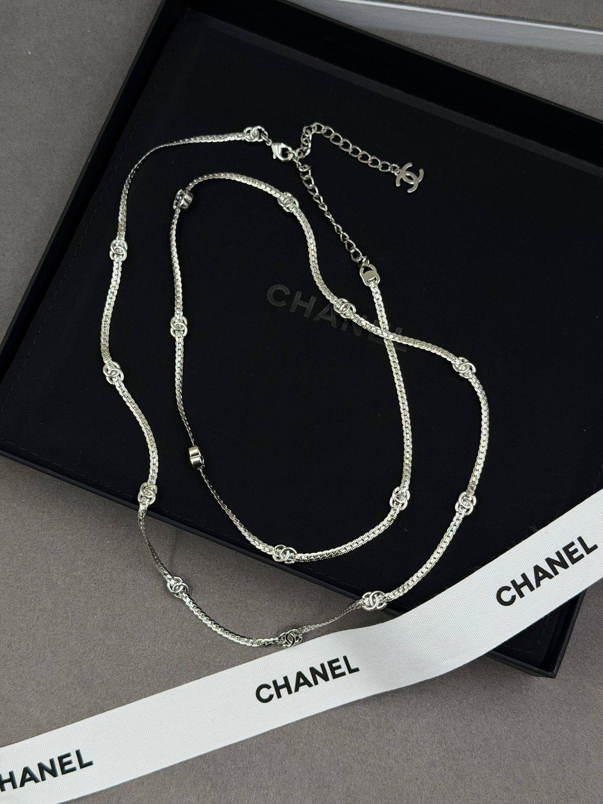 *CHANEL*  🤍
* Chain ⛓️‍💥 (Belly Chain / Necklace)
* Gold-Finish Metal (Gold Plated)
* ⁠↗️ *Super Master Quality ®️* 🫆

*125 dhs❣️* with *Normal* Box & Bag
*135 dhs❣️* with *Good* Box (Big)
*180 dhs❣️* with *Orignal* Packing 🎁

Zain106
♥️♥️♥️