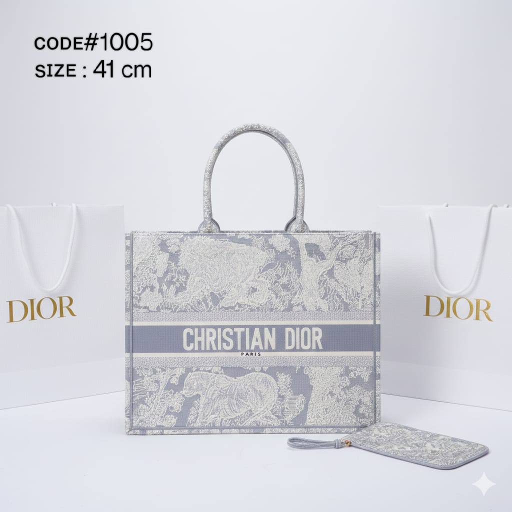 CHRISTIAN DIOR
ʙᴏᴏᴋᴛᴏᴛᴇ ᴄᴀɴᴠᴀs ᴍᴀᴛᴇʀɪᴀʟ
ᴡɪᴛʜ ᴘᴜʀsᴇ ᴢɪᴘᴘᴇʀ
sɪᴢᴇ : 41 cm

110 dhs✅

Zain31
♥️♥️♥️