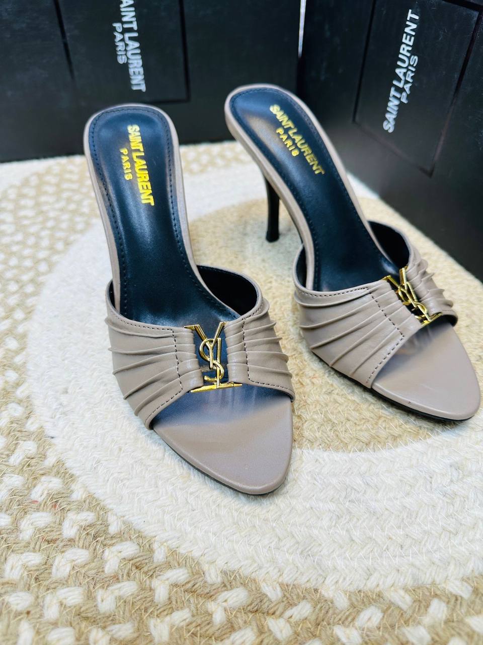 Chanel - YSL
High quality 
size 36-42 
110 dhs🪙🌨️

Zain132
♥️♥️♥️