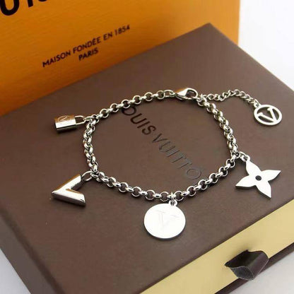 Lv Bracelet
✨💫
55 dhs❣️
With Box And Paper Bag🛍️🎁

Zain89
♥️♥️♥️