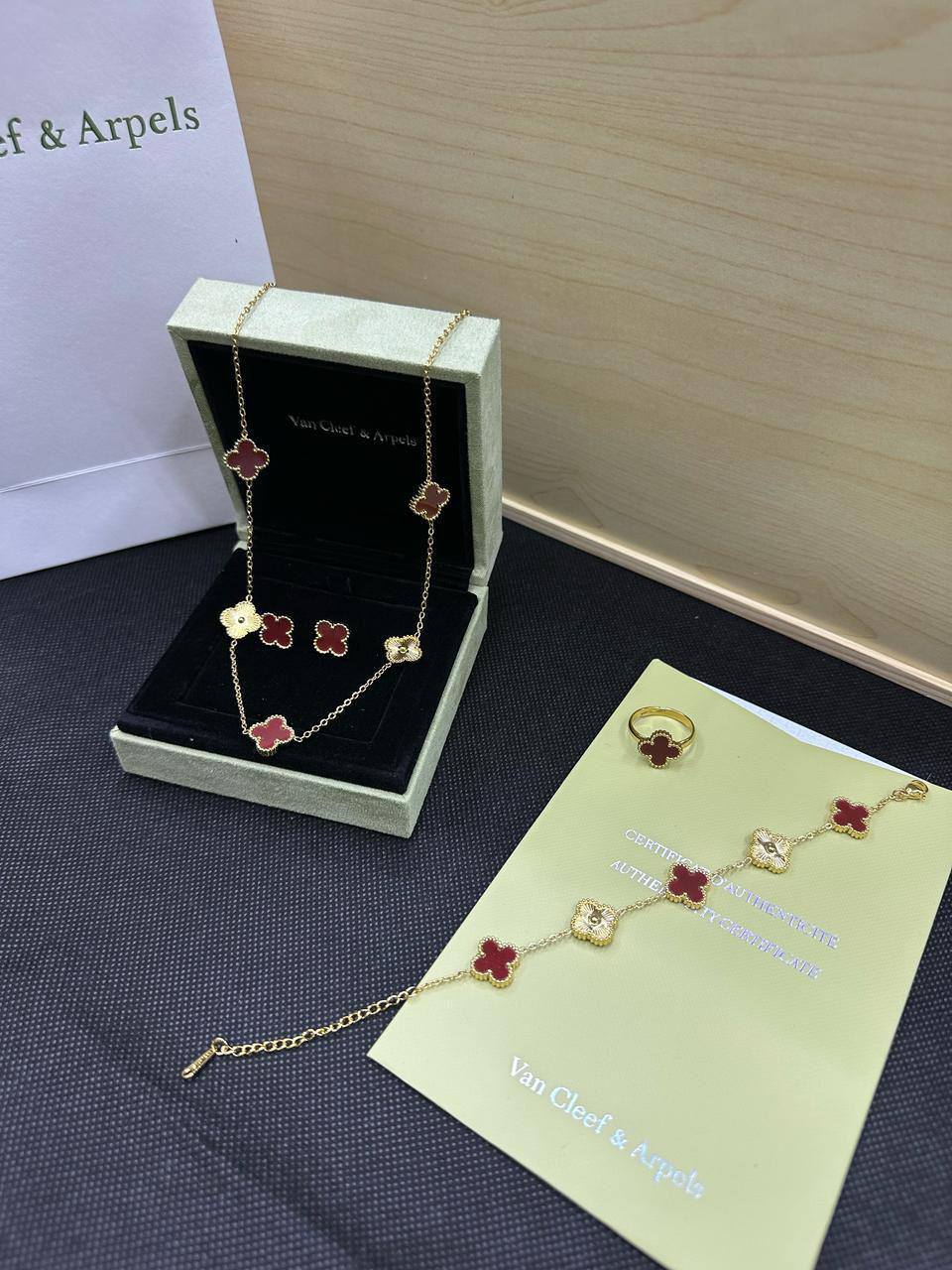 VCA SET🪸*
Stainless steel 💯
Necklace ❤️‍🩹
Earring 🌴
Ring 💍 free size
Breslat 🍁
With normal boxes 📦 
45 dhs🪙🌨️
With master boxes 📦 
70 dhs🪙🌨️

Zain216
♥️♥️♥️