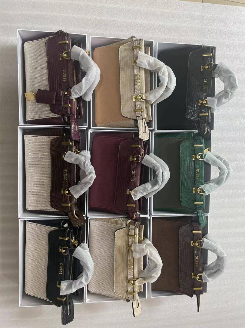 Guess
100 dhs✅
With box 
🎁🎁🎁

high quality22cm

Zain26
♥️♥️♥️