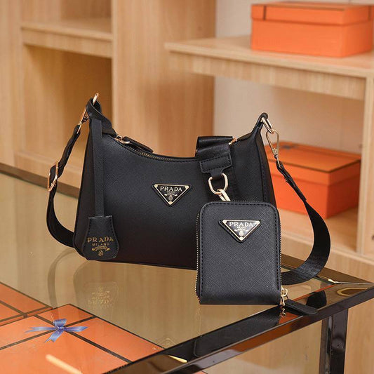Prada
95 dhs🪙🌨️
SIZE：23CM
Good quality 

with box
🎁🎁🎁

Zain35
♥️♥️♥️