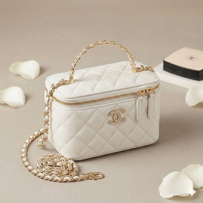 CHANEL Top Handle
Vanity Diamond design
Lambskin Leather Material
With Mirror inside
With BOX🎁
Size : 18 cm
110 dhs✅

Zain239
♥️♥️♥️