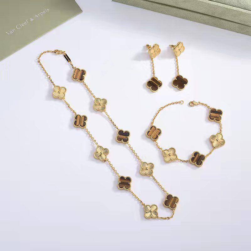 VCA
MASTER SET ✨💫
NECKLACE BRACELET EARRINGS 
WITH GOOD BOX AND PAPER BAG🛍️🎁 
250 DHS🇦🇪

Zain89
♥️♥️♥️