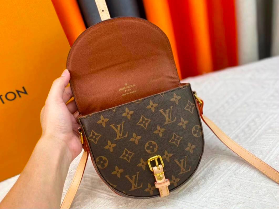 LV
good quality 
with box 
90 dhs💓

Zain39
♥️♥️♥️