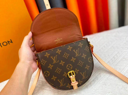 LV
good quality 
with box 
90 dhs💓

Zain39
♥️♥️♥️
