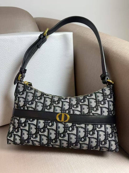 Dior

80 dhs🪙💕
high quality 

With box
🎁🎁🎁

Zain26
♥️♥️♥️