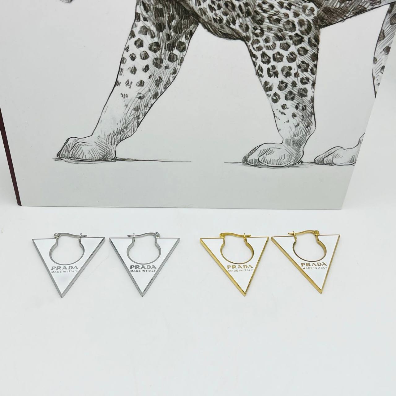 New arrival Branded Stainless steel with 18k gold plated non tarnish earrings
Offer price 
30 dhs✅pair without box 

40 dhs✅pair with branded box and paperbag

Zain243
♥️♥️♥️