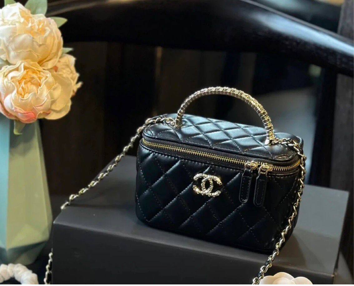 Chanel
110 dhs❣️
Good quality 

with box
🎁🎁🎁

Zain35
♥️♥️♥️