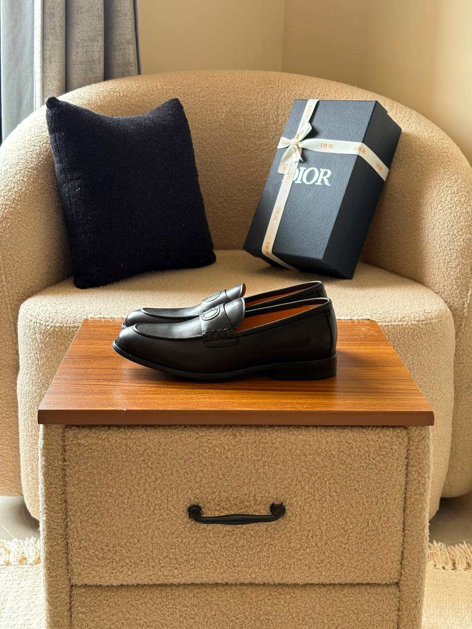 Dior loafer 👞*
*AAA quality*
*size: 40 to 46*
540 dhs💛

Zain185
♥️♥️♥️