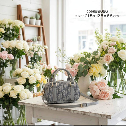 CHRISTIAN DIOR
ᴅɪᴏʀ-ᴅ-ᴠɪʙᴇ ᴇᴀsᴛ ᴡᴇsᴛ ɴᴀɴᴏ
ᴄᴀɴᴠᴀs ᴀɴᴅ ʟᴇᴀᴛʜᴇʀ ᴍᴀᴛᴇʀɪᴀʟ
ᴡɪᴛʜ ʟᴏɴɢ ʙᴇʟᴛ sᴛʀᴀᴘ
sɪᴢᴇ : 21.5 cm
ᴡɪᴛʜ BOX
🎁🎁🎁

70 dhs🪙🌺

Zain31
♥️♥️♥️