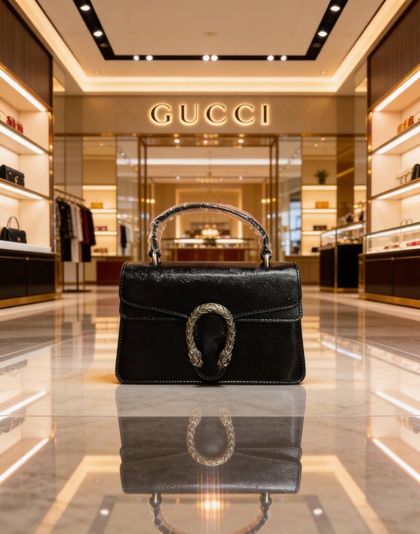 Gucci

100 dhs✅

with box 
🎁🎁🎁

Size:23/8/15

Zain07
♥️♥️♥️