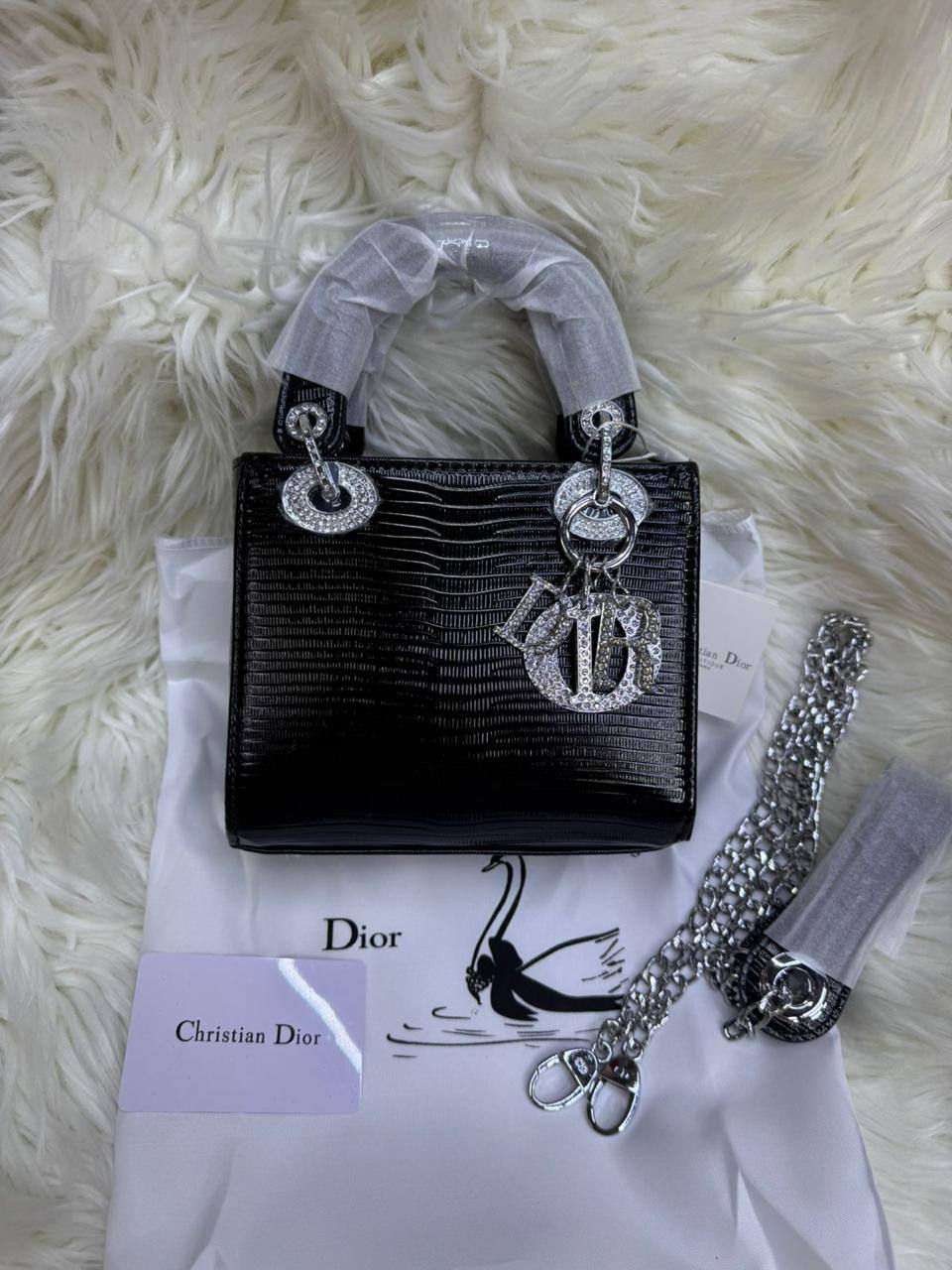 💎 Lady Dior 

1️⃣ First quality +🎁

Logo with diamond💎
Size : 17 * 14 * 7 cm
100 dhs🇦🇪🇦🇪

with box 🎁

Zain115
♥️♥️♥️