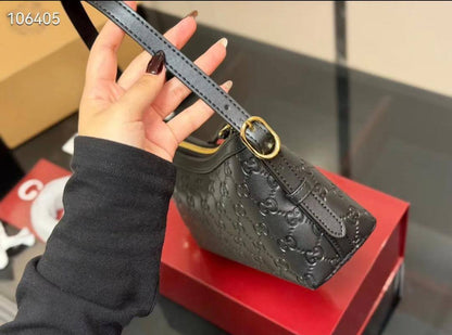 Gucci
95 dhs🇦🇪🇦🇪 
with box high quality  
22cm

Zain26
♥️♥️♥️