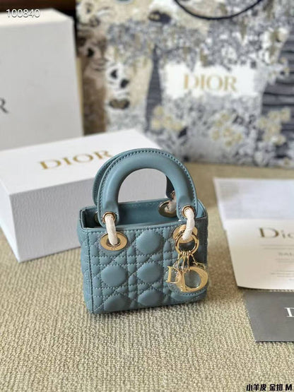 DIOR MICRO BAG 
Master✅✅
13CM 
230 dhs🇦🇪🇦🇪
WITH BOX 

Zain131
♥️♥️♥️