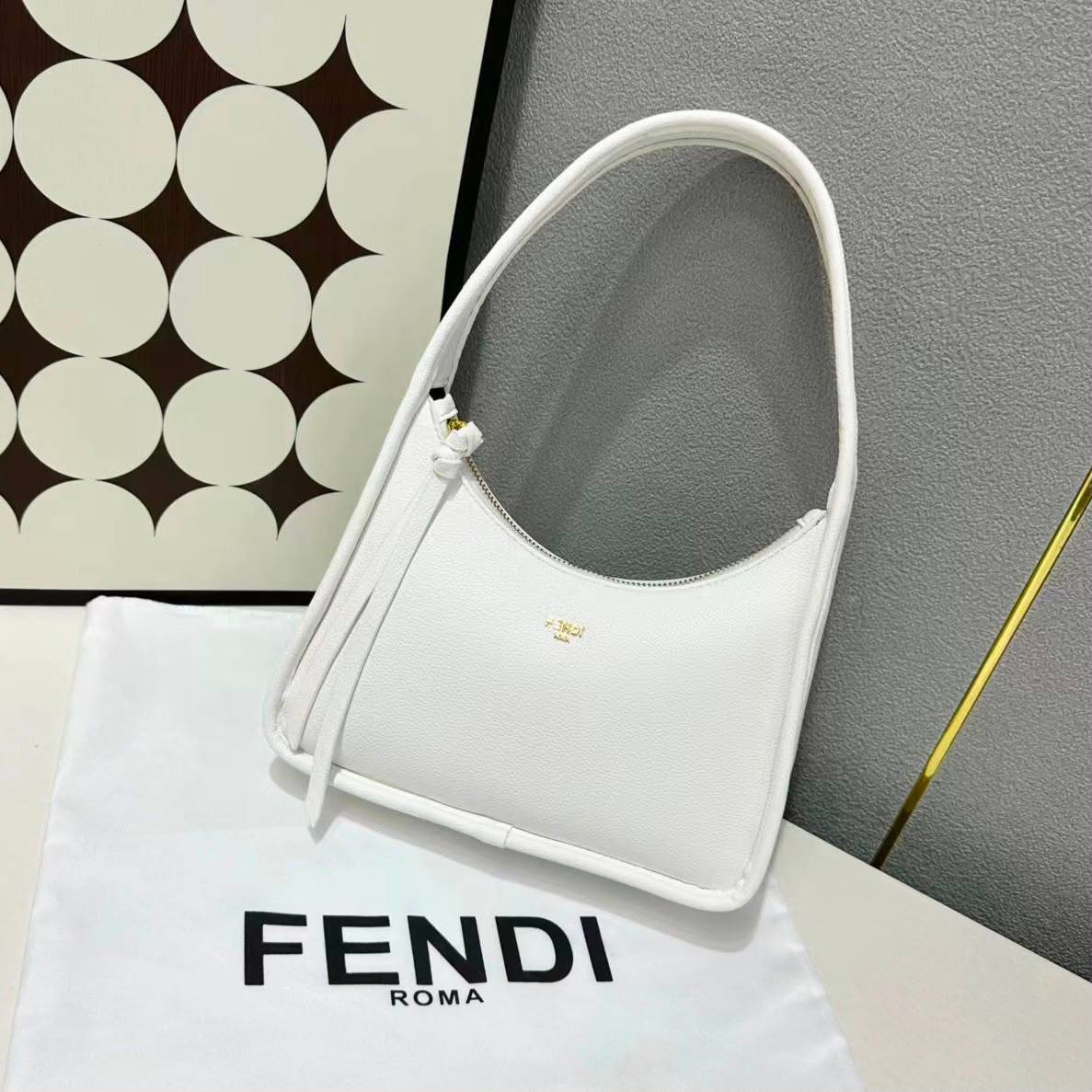FENDI 
 GOOD QUALITY
WITH BOX 
95 dhs✅

Zain295
♥️♥️♥️