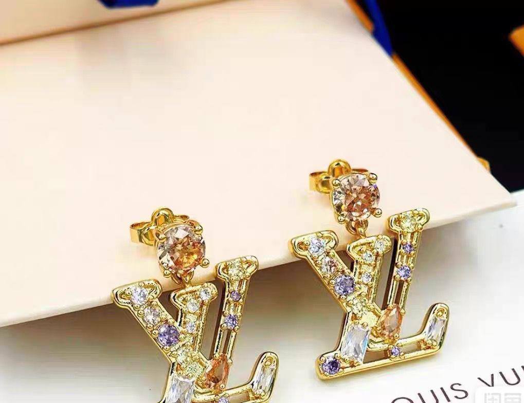 LOUIS VUITTON❤️‍🔥*
Necklace ✨
Earring 🦋
Bracelet 🌊
Master quality 💯
With normal boxes 🗃️ 
120 dhs🪙🌨️
With master box 📦 
130 dhs🪙🌨️

Zain216
♥️♥️♥️
