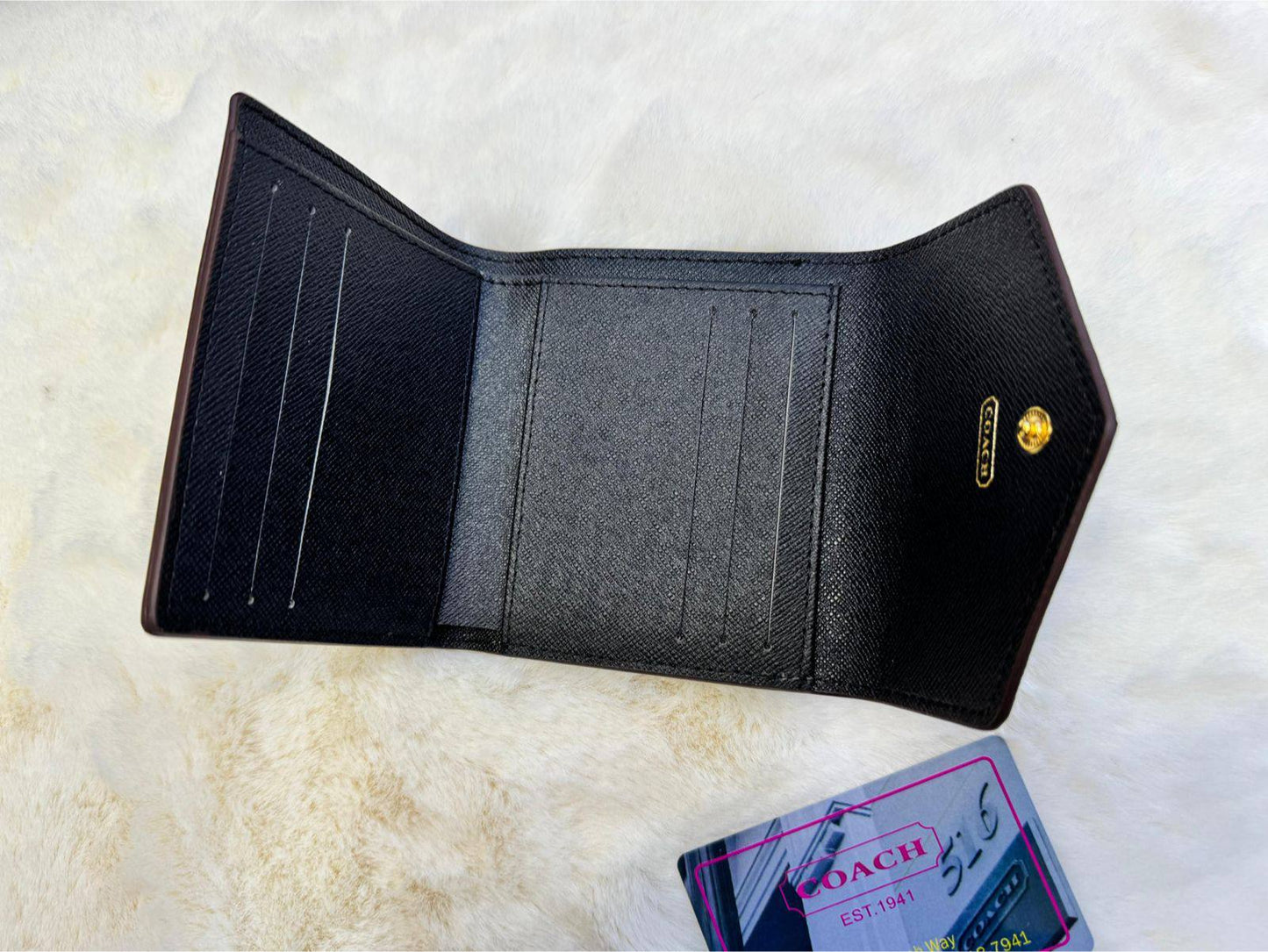 Coach wallet 

With box 
🎁🎁🎁

40 dhs❣️

Zain56
♥️♥️♥️