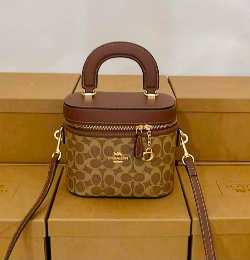 COACH  
MACK UP BOX 
HIGH QUALITY 
WITH BOX 
110 dhs💓

Zain295
♥️♥️♥️