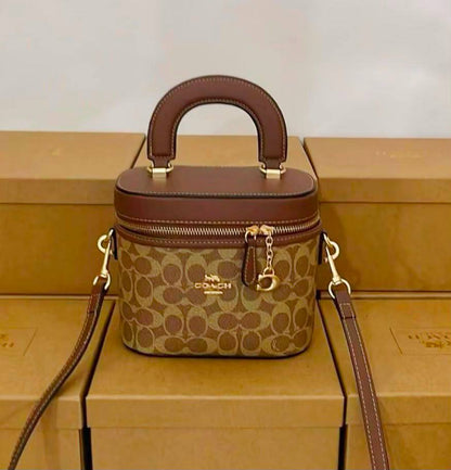 COACH  
MACK UP BOX 
HIGH QUALITY 
WITH BOX 
110 dhs💓

Zain295
♥️♥️♥️