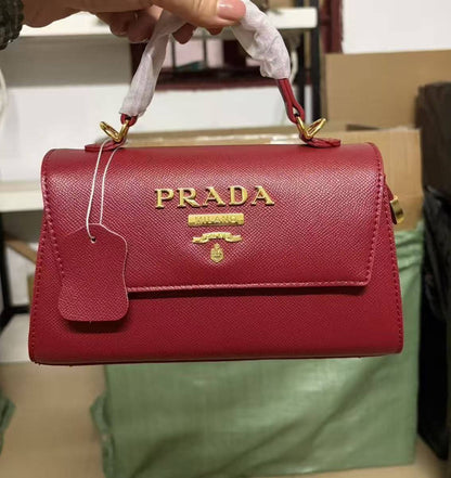 Prada
High quality
With box 
110 dhs🇦🇪🇦🇪

Zain136
♥️♥️♥️