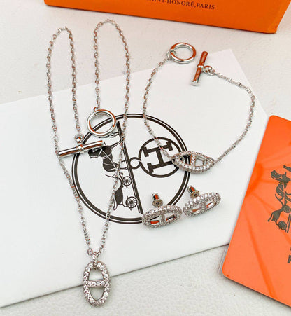 Hermes Set 🍁
Necklace 
Earrings 
Bracelet 

Master quality 🌺
140 dhs🪙
normal box 📦

Zain48