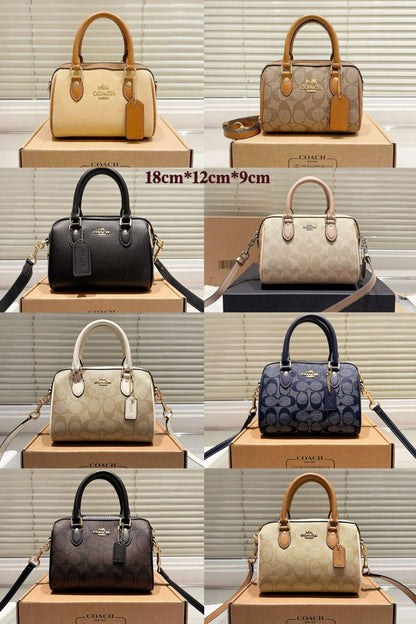 COACH 

NEW CAME GOOD QUALITY 
WITH BOX 
🎁🎁🎁

90 dhs❣️
SIZE: 18cm

Zain279
♥️♥️♥️