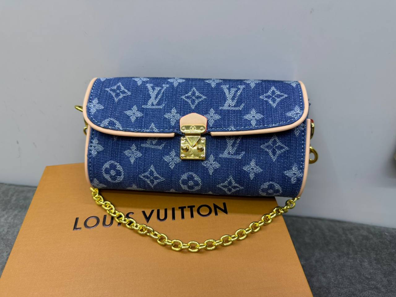 LV

with box
🎁🎁🎁

95 dhs🪙🖤

Zain114
♥️♥️♥️