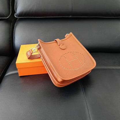 Hermes

105 dhs🇦🇪🇦🇪

with box

size 23cm

High quality

Zain26
♥️♥️♥️
