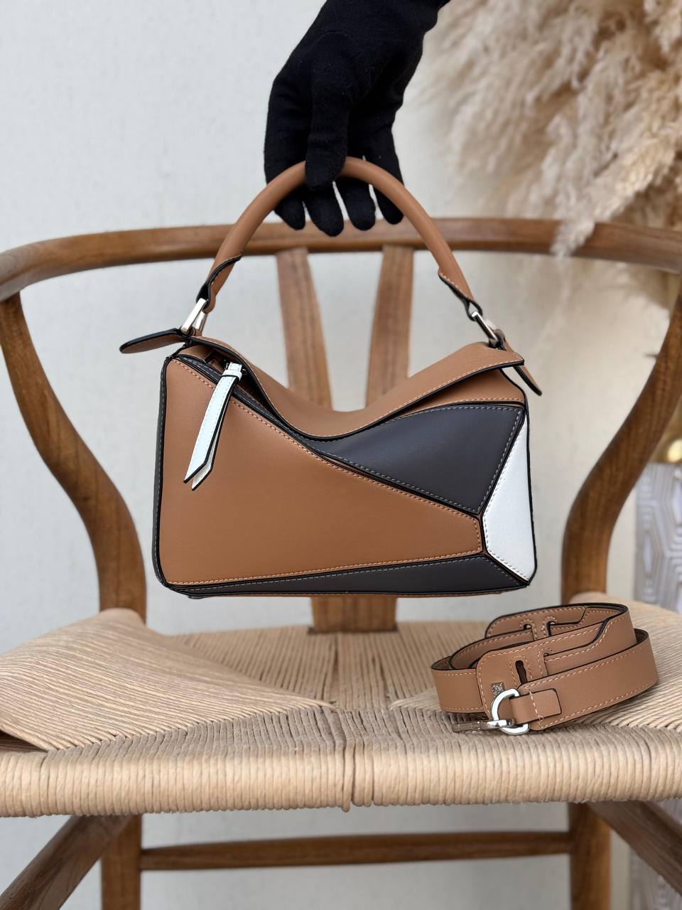 LOEWE
24cm
370 dhs✅
Top quality 
With box🎁

Zain167
♥️♥️♥️