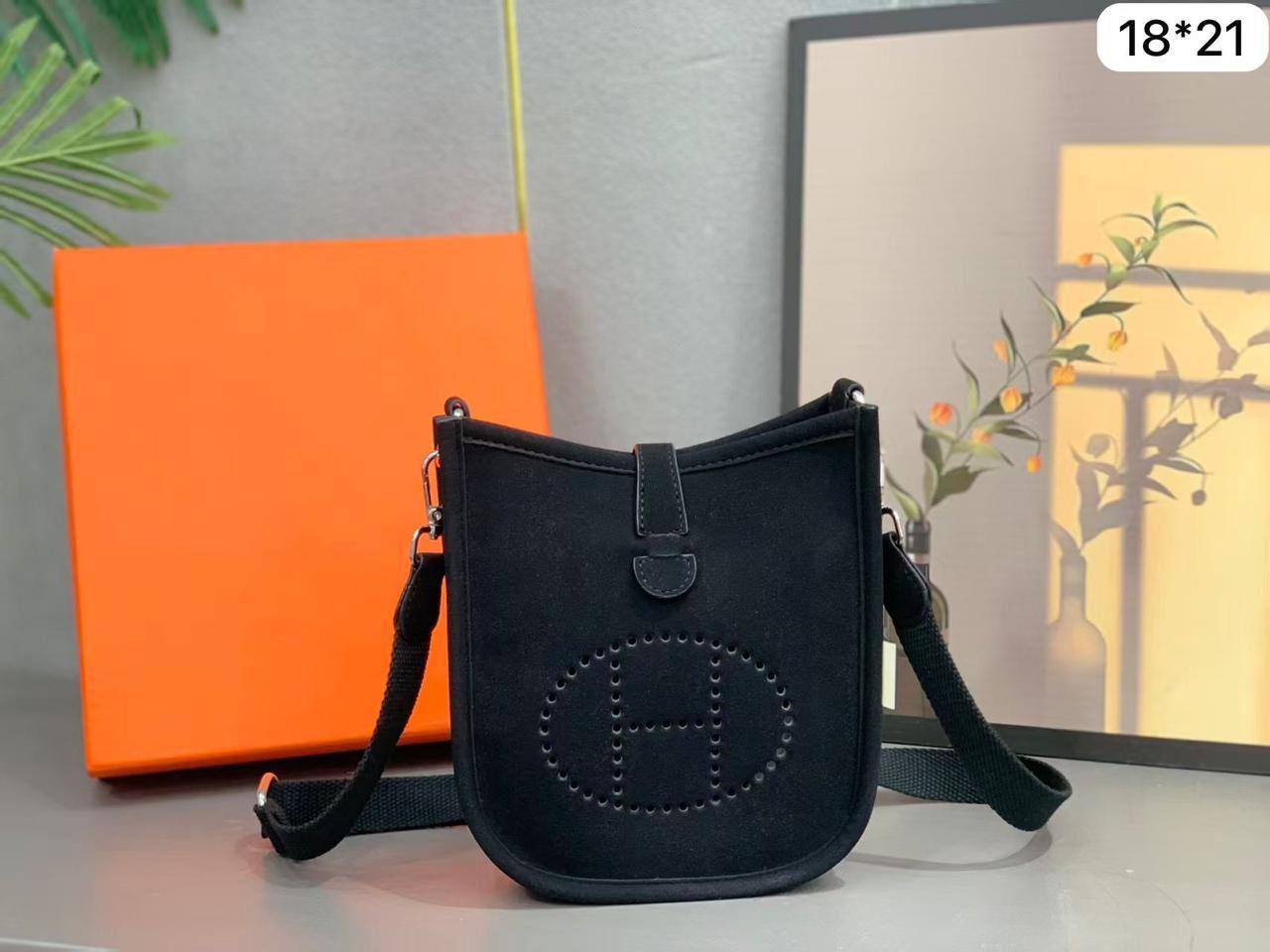 💓 Hermes evelyne
1️⃣ First quality +🎁
Size : 18 * 21 * 7 cm
85 dhs🇦🇪🇦🇪
with box 🎁

Zain115
♥️♥️♥️