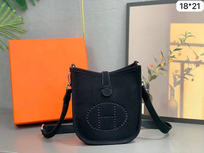 💓 Hermes evelyne
1️⃣ First quality +🎁
Size : 18 * 21 * 7 cm
85 dhs🇦🇪🇦🇪
with box 🎁

Zain115
♥️♥️♥️