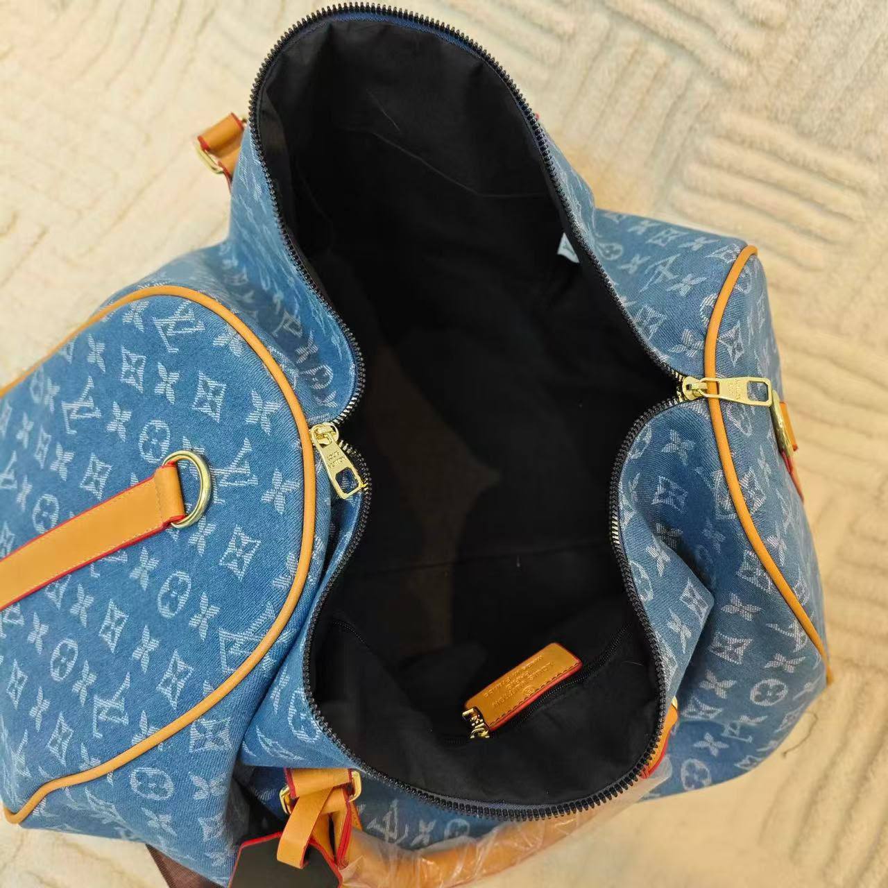 LV    
travel bag
Size  50×23×28cm
110 dhs💛

Zain04
♥️♥️♥️