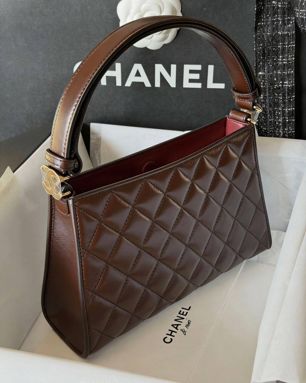 Chanel
95 dhs💓

SIZE：23×15×7cm
Good-quality 

with box🎁🎁🎁

Zain35
♥️♥️♥️