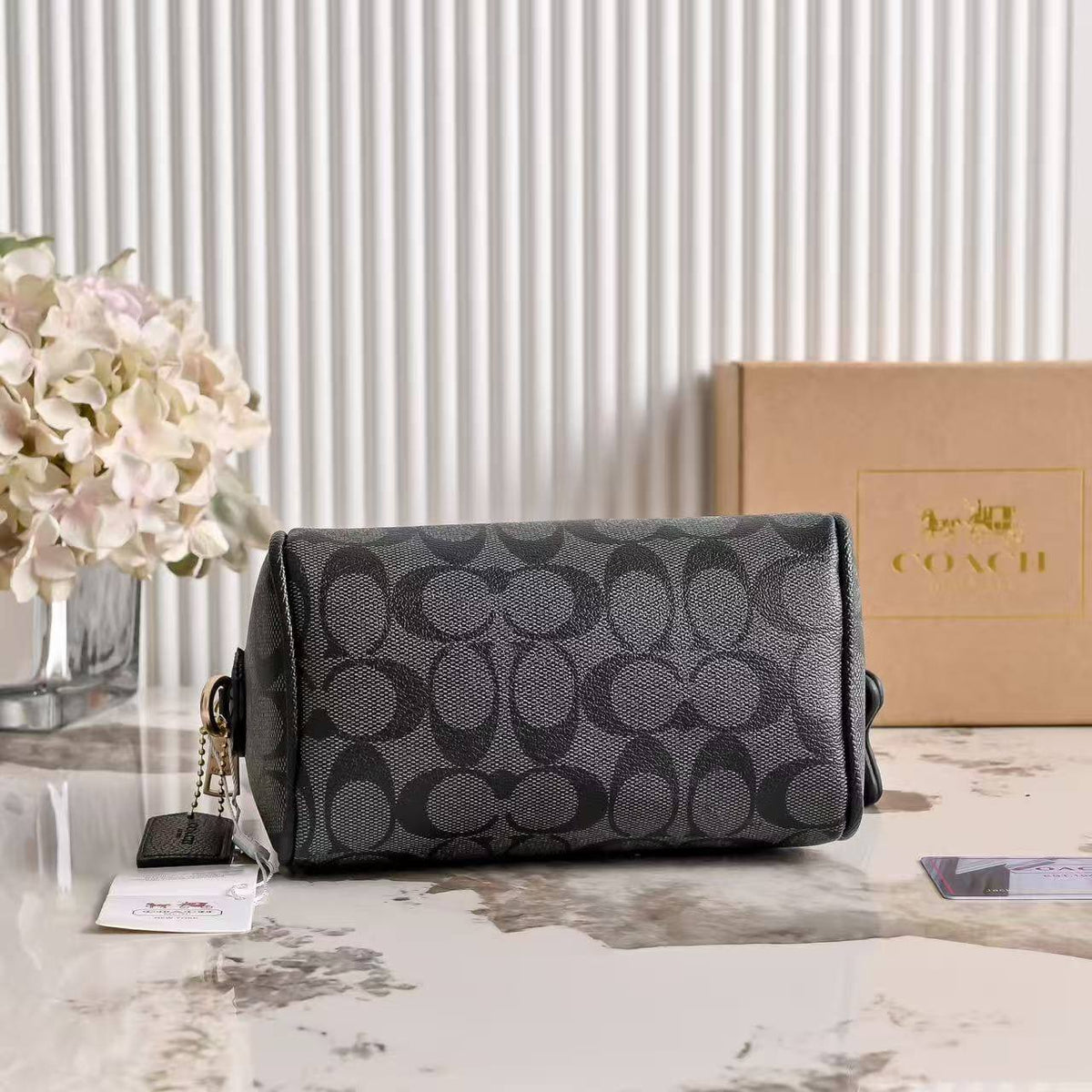 Coach 
100 dhs🇦🇪🇦🇪

with box
size 18×10×13cm

Zain42
♥️♥️♥️