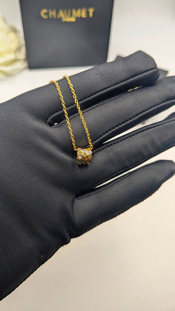 Chaumet
*Master Quality* 
*Necklace & Earrings*
130 dhs✅ with Normal Box 🎁

Zain210
♥️♥️♥️